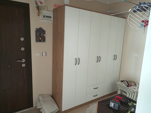 Customer's Rani BA113 gardırop, beyaz ve ceviz renkli, altı kapaklı ve iki çekmeceli, ev ortamında kurulu halde.