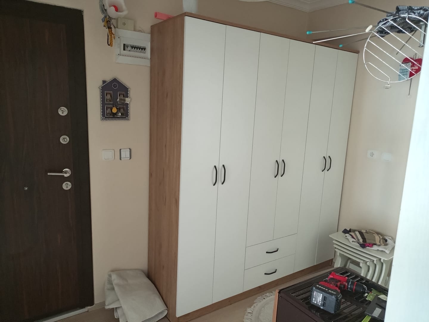 Customer photo review of Rani BA113 Geniş Gardırop Elbise Dolabı 6 Kapaklı 2 Çekmeceli 5 Raflı 3 Askılı Sepet Ceviz - Beyaz