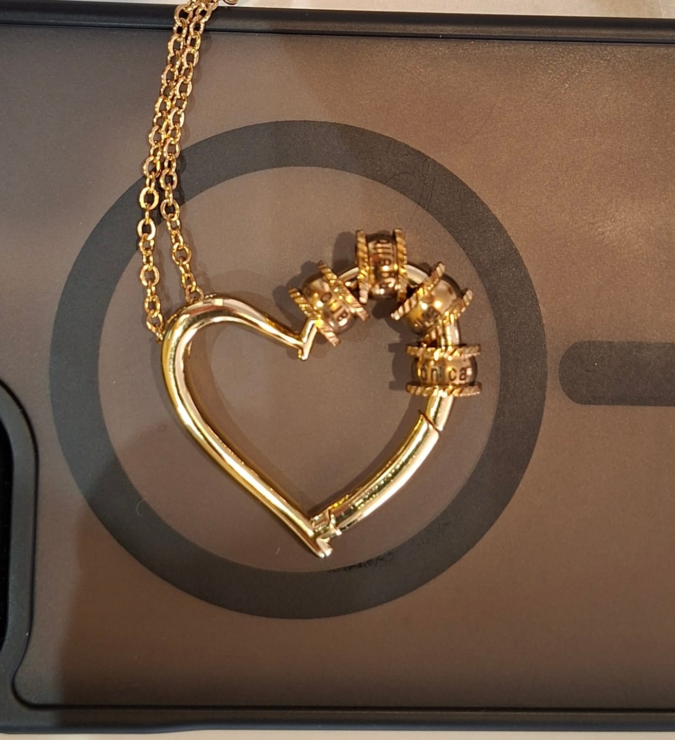 Customer photo review of Collar grabado "Corazón de la familia"