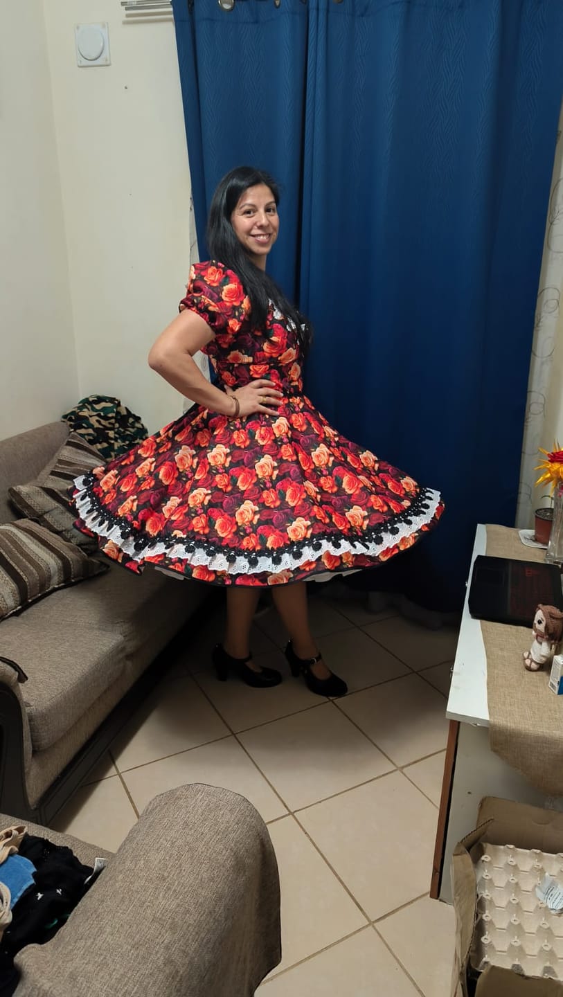 Customer photo review of Vestido China Huasa escote corazon negro rojo