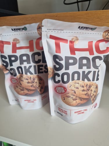 Kundenfoto von zwei Packungen THC Spacecookies 250mg auf einem Tisch.