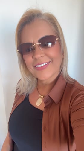 Customer's Óculos de Sol Taylor, um modelo minimalista de óculos escuros marrons com armação de metal.