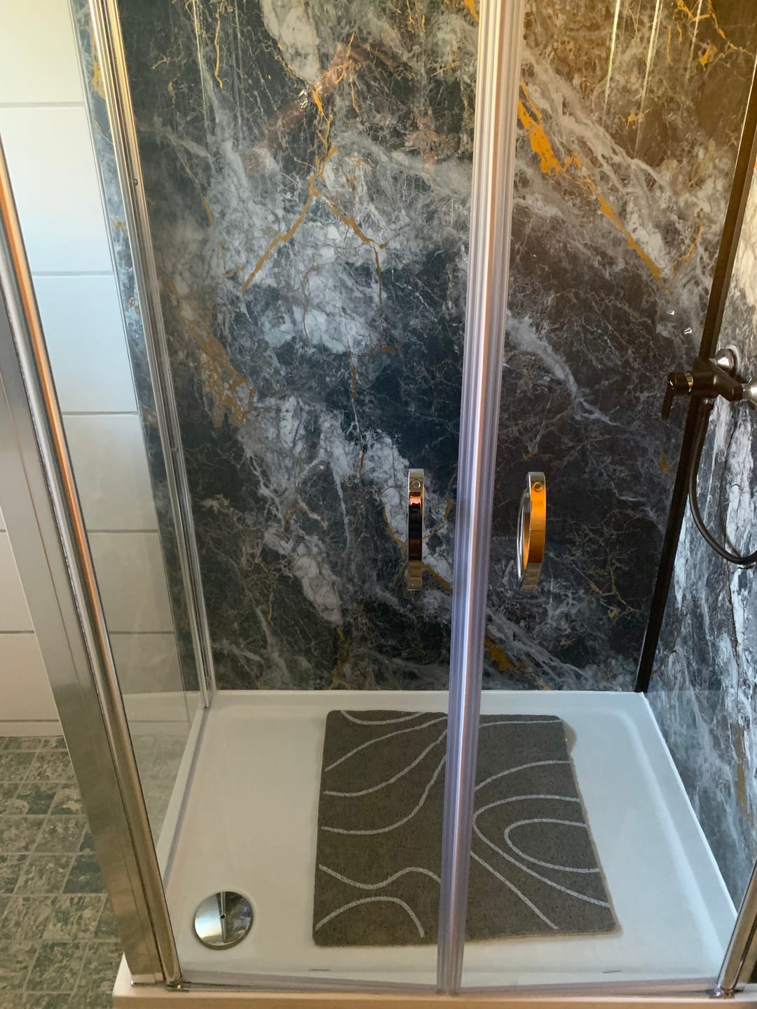 Customer photo review of Eckdusche Duschkabine mit Pendeltür, ESG, Klarglas - Tür 115cm, Höhe: 195cm