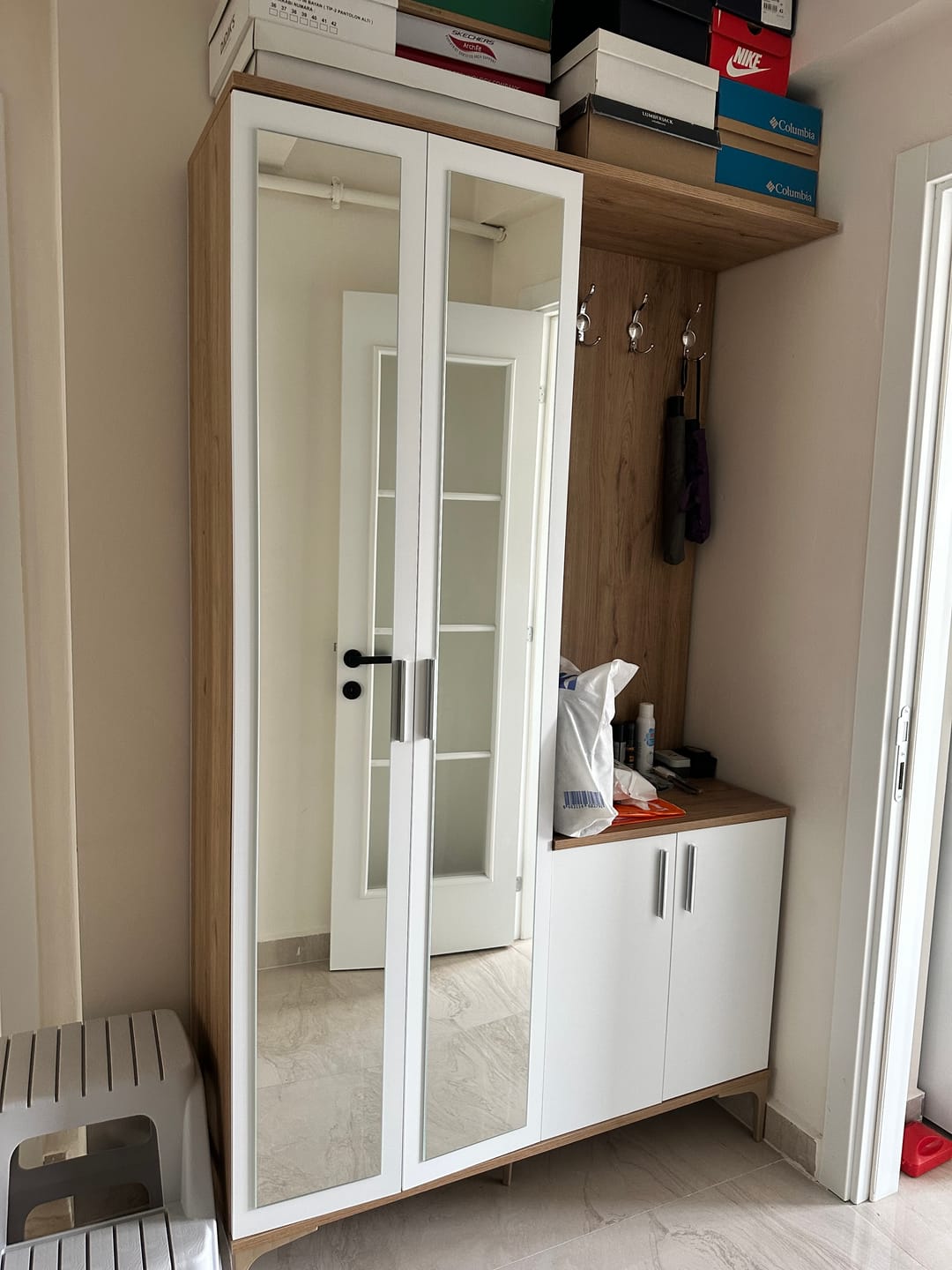 Customer photo review of Rani EA147 Modern Portmanto 4 Kapaklı Aynalı Raflı Askılı Ayakkabılık Vestiyer Sepet Ceviz - Beyaz