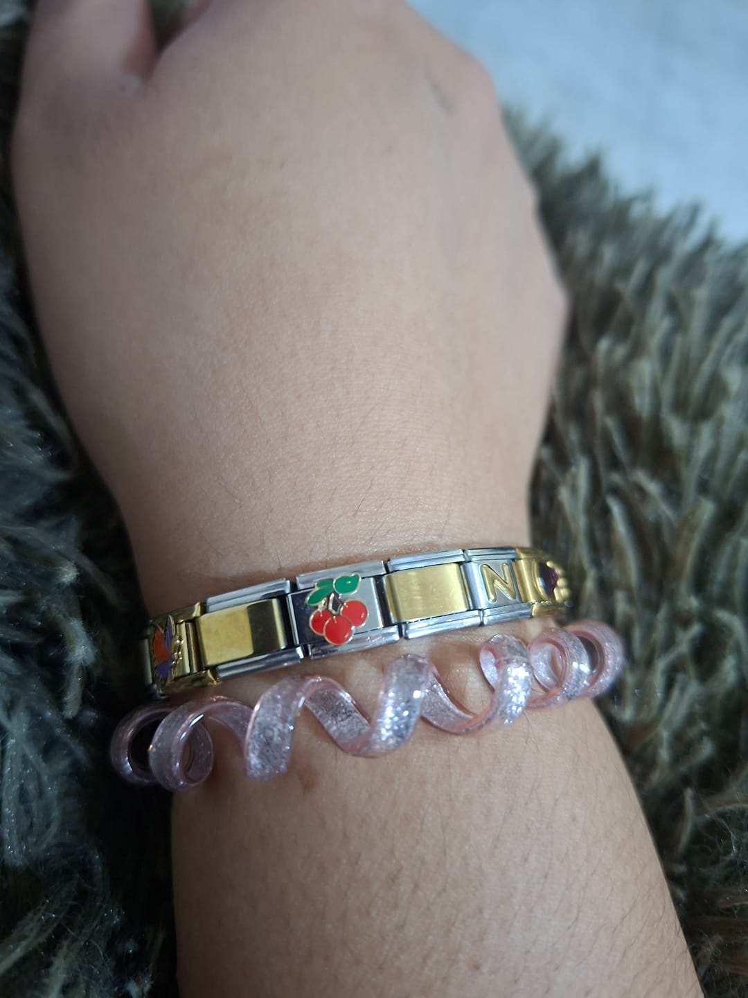 Customer photo review of Charm Triple Cereza Contorno Dorado