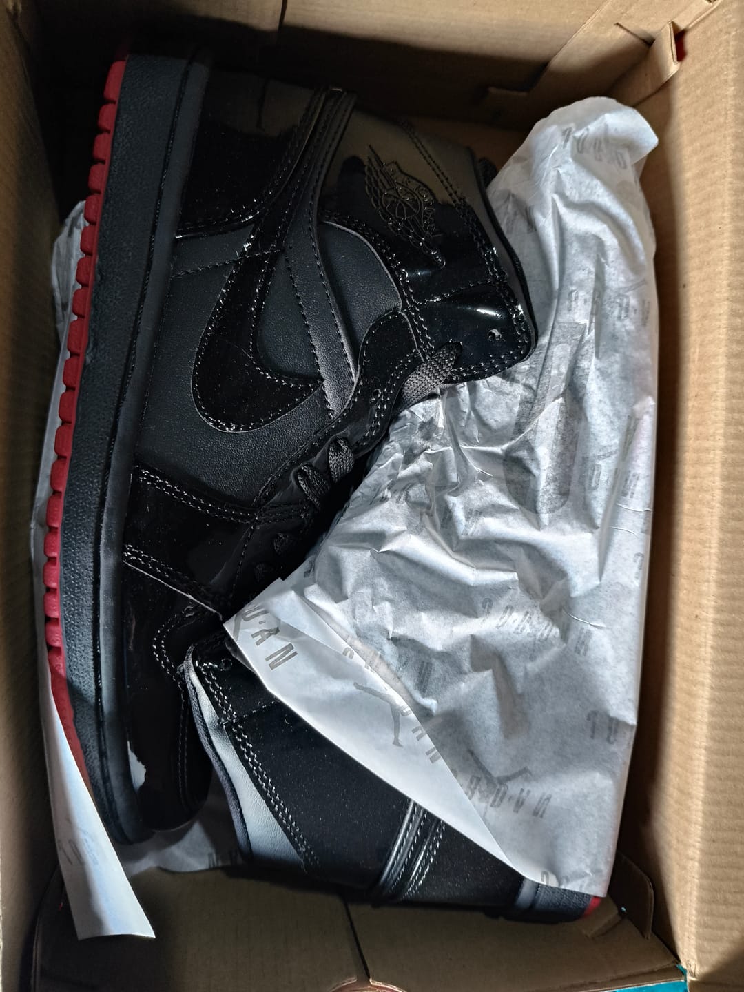 Customer photo review of Tenis Retro 1 Charol Negro Suela Rojo