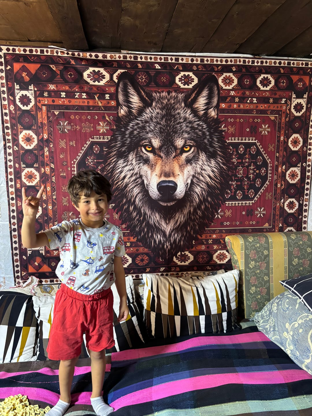 Customer photo review of Bozkurtun Bakışı – Türk Motifli Duvar Örtüsü / Halı Desenli Dekoratif Duvar Halısı