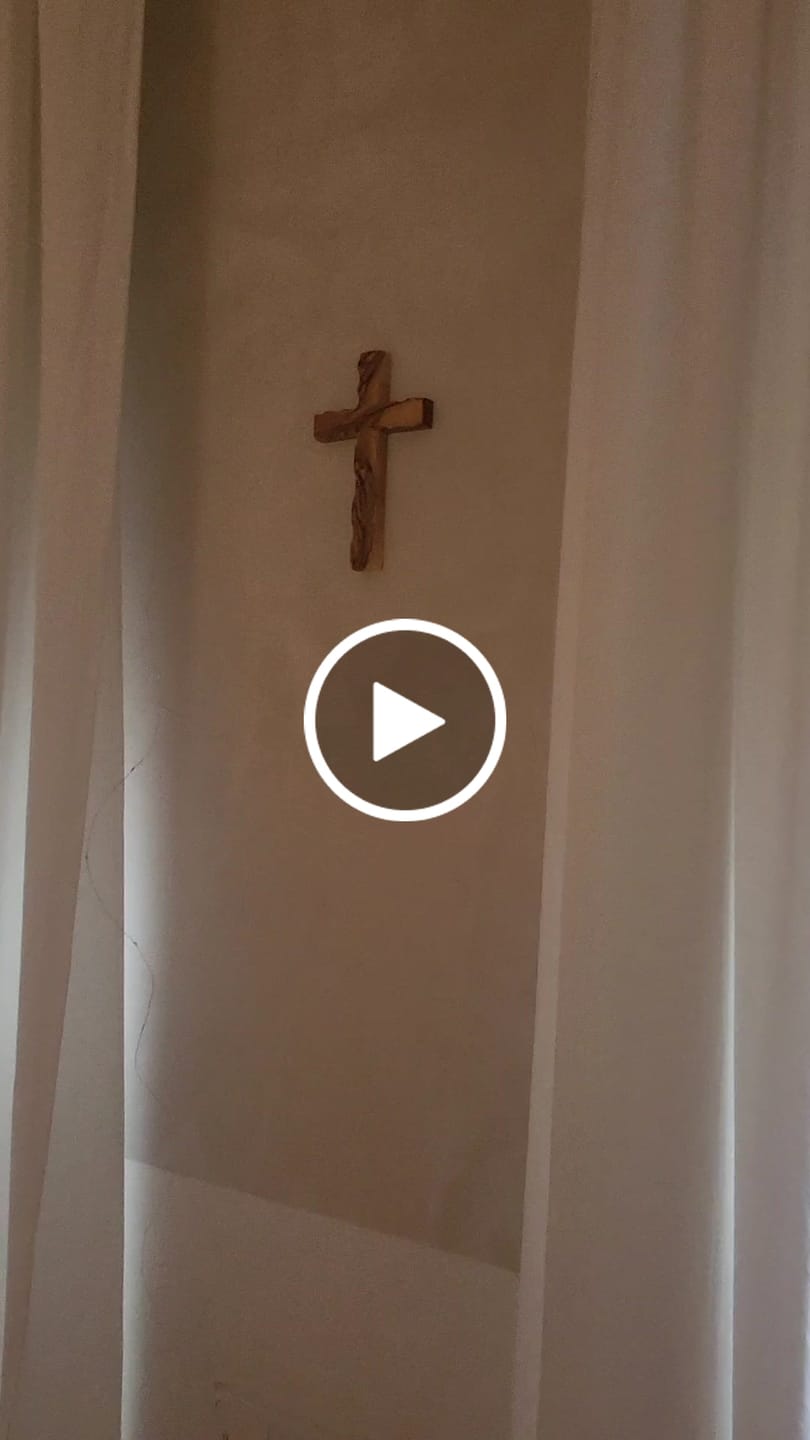 Customer video review of Zweite Wahl: Olivenholz Kreuz gewellt – mit kleinen Makeln