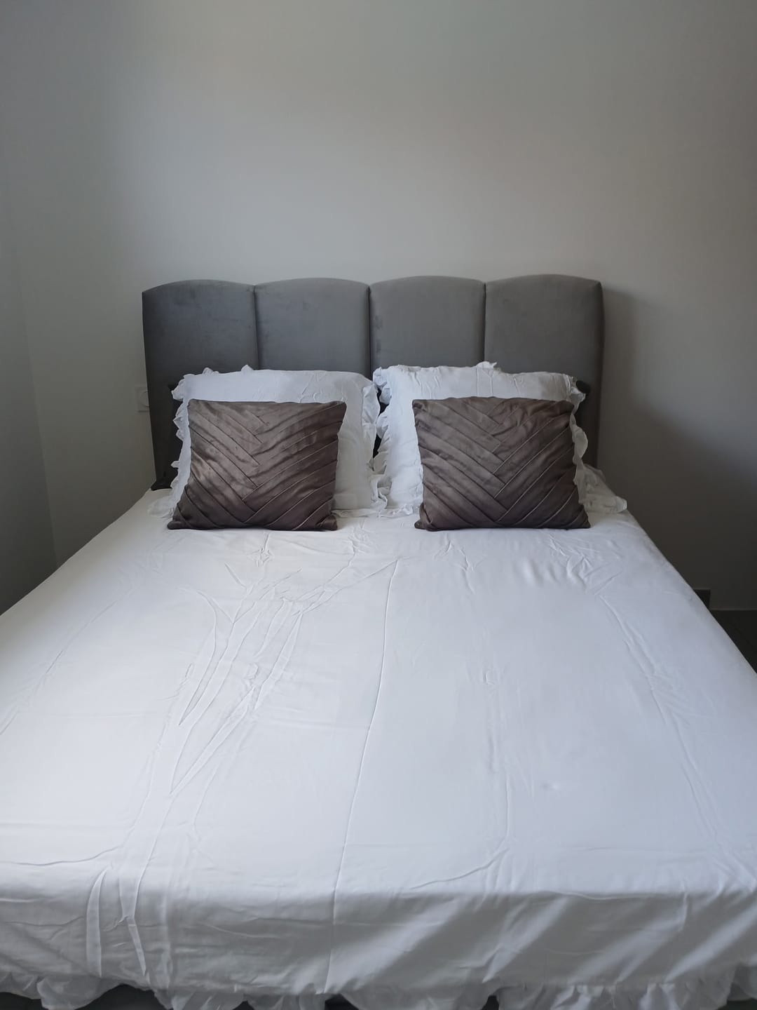 Customer photo review of Lit coffre BUBBLE en velours – Lit double design avec rangement intégré et tête de lit épaisse rembourrée – Beige, Gris, Noir