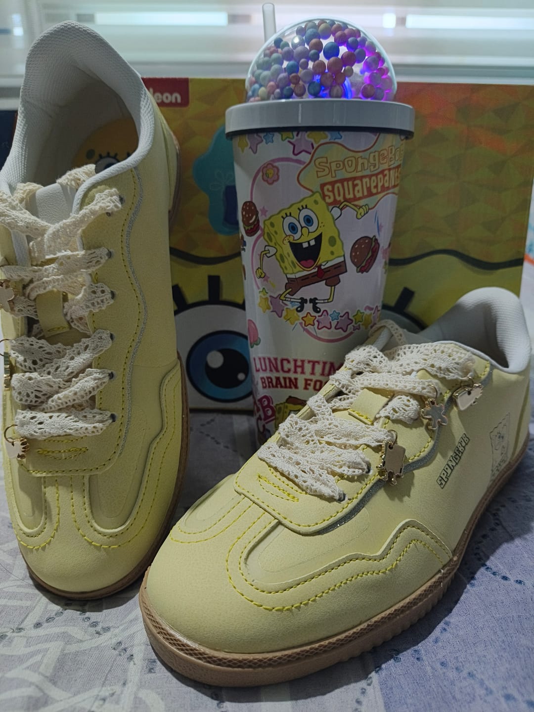 Customer photo review of Tenis Casual Bob Esponja Hawa para Mujer Amarillo Pastel