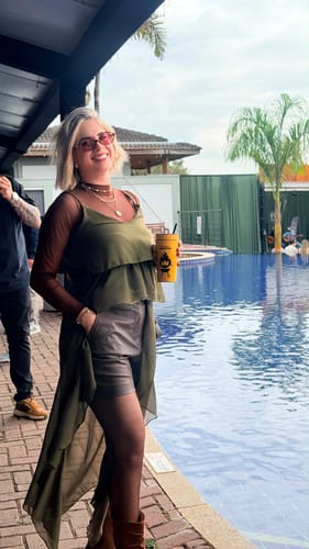 Customer's Óculos de Sol Barra com lentes avermelhadas, sendo usado por uma pessoa em ambiente externo à beira da piscina.