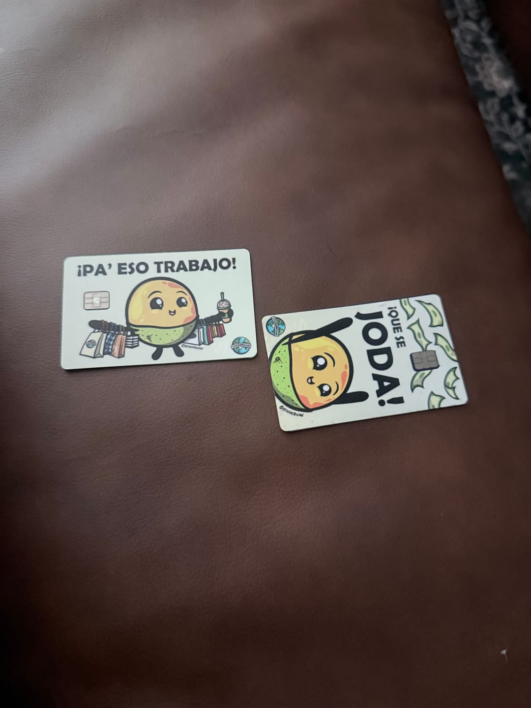 Customer photo review of Pa’ Eso Trabajo - Sticker para Tarjeta de Crédito