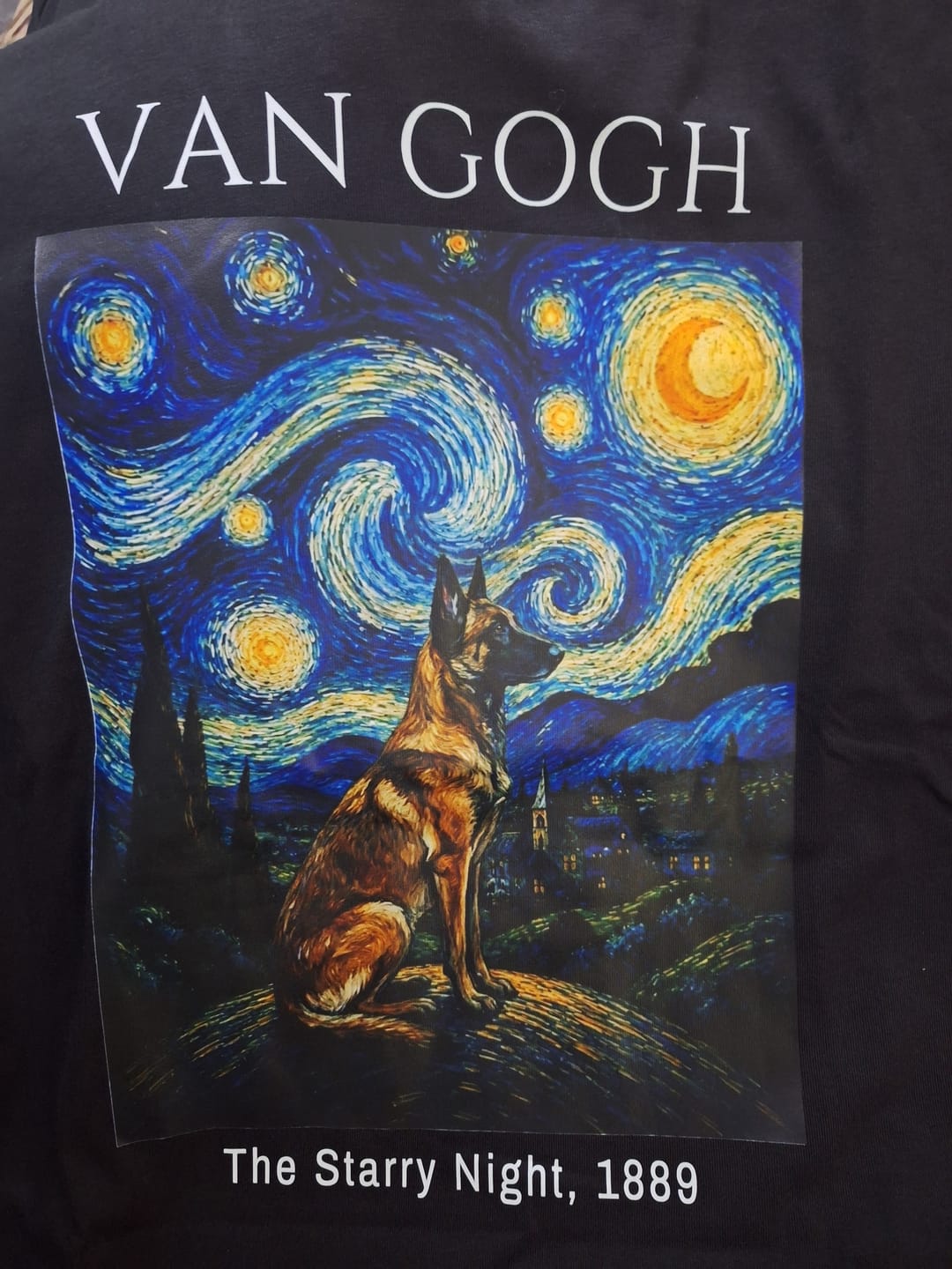 Customer photo review of Personalisiertes Van Gogh The Starry Night Premium T-Shirt mit Hund