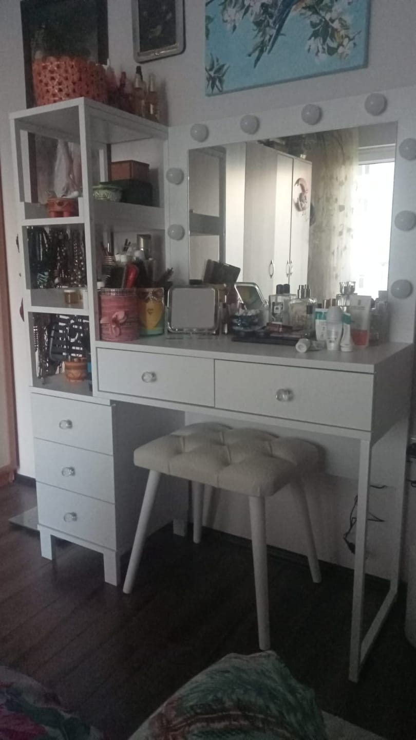 Customer photo review of Rani BJ155 Makyaj Masası 5 Çekmeceli Raflı Işıklı Aynalı Takı Düzenleyici Puf Takım Beyaz
