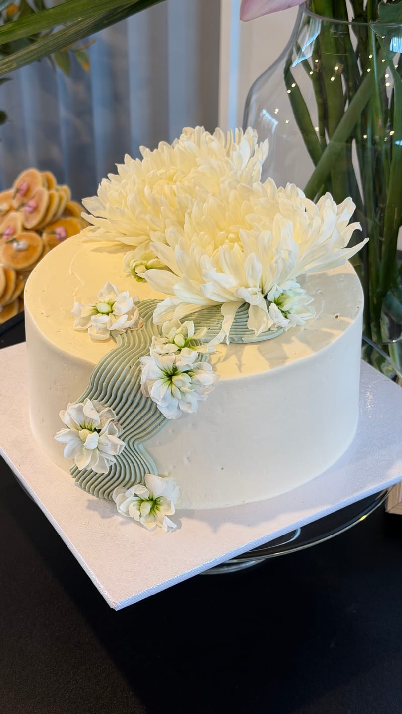 Customer photo review of petal cake