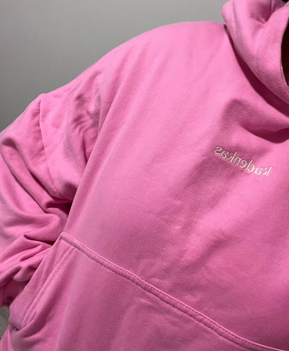 Customer photo review of (PRE-VENTA) POLERÓN HOODIE ROSADO - OVERSIZE CON GORRO LOGO BORDADO