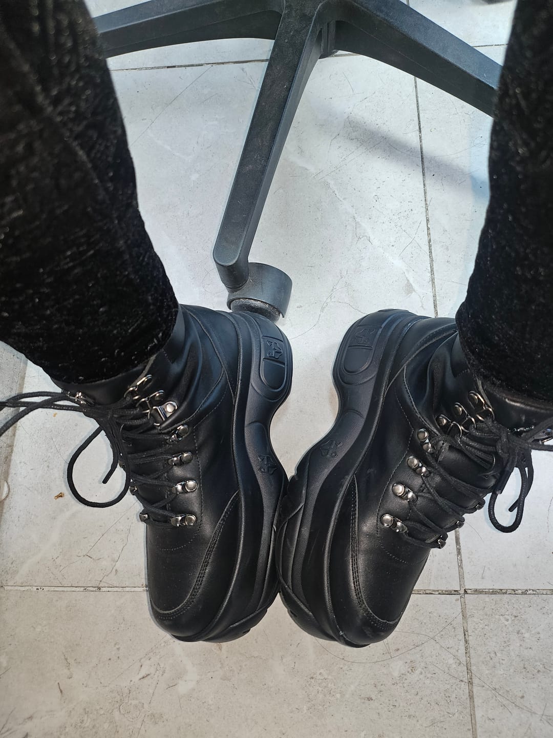 Customer photo review of Zapatilla Negra Mujer 97244