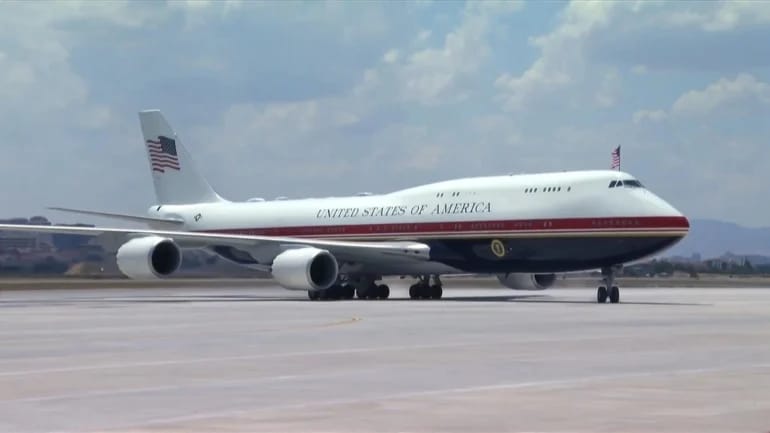 Customer photo review of Air Force One Boeing 747-8 (VC-25B) 1:150 Scale Model Airplane – New Presidential Livery (47cm / 18.5")