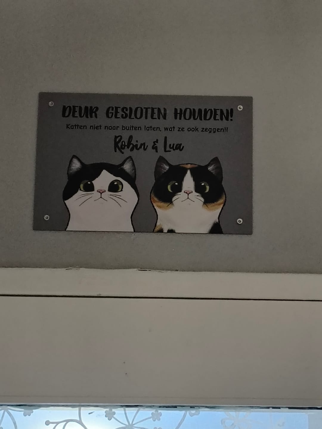 Customer photo review of Nieuwsgierige katten - Gepersonaliseerde deurbord