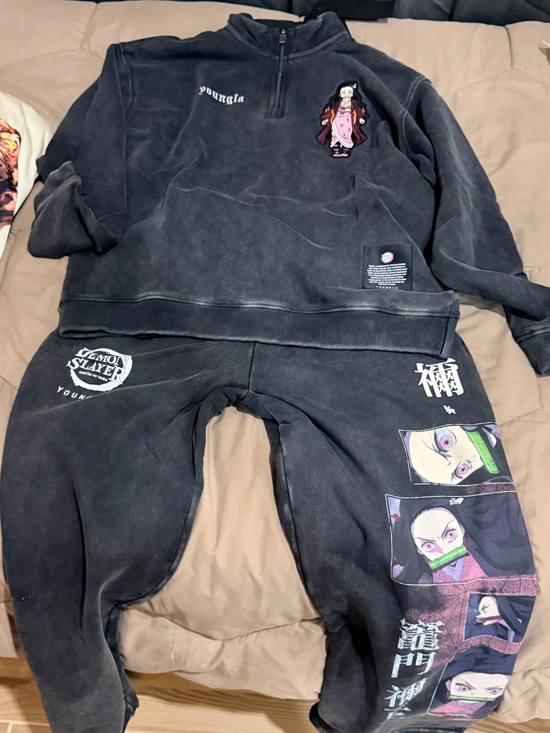 Customer photo review of 2153 - Demon Slayer: Kimetsu no Yaiba - Sweats