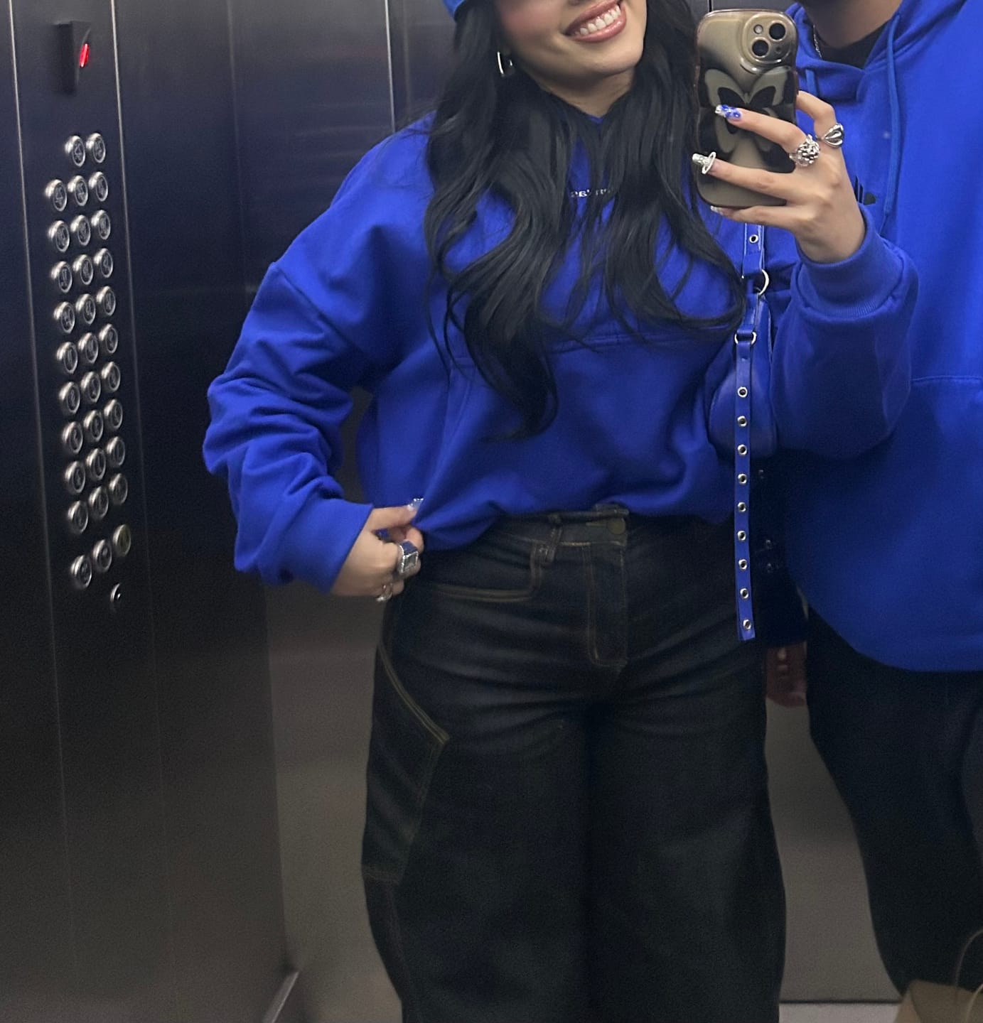 Customer photo review of POLERÓN HOODIE AZUL REY - OVERSIZE CON GORRO LOGO BORDADO