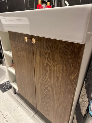 Customer's baderomsinnredning oppgradert med Premium Oak robust kontaktplast med tydelig eikemønster.