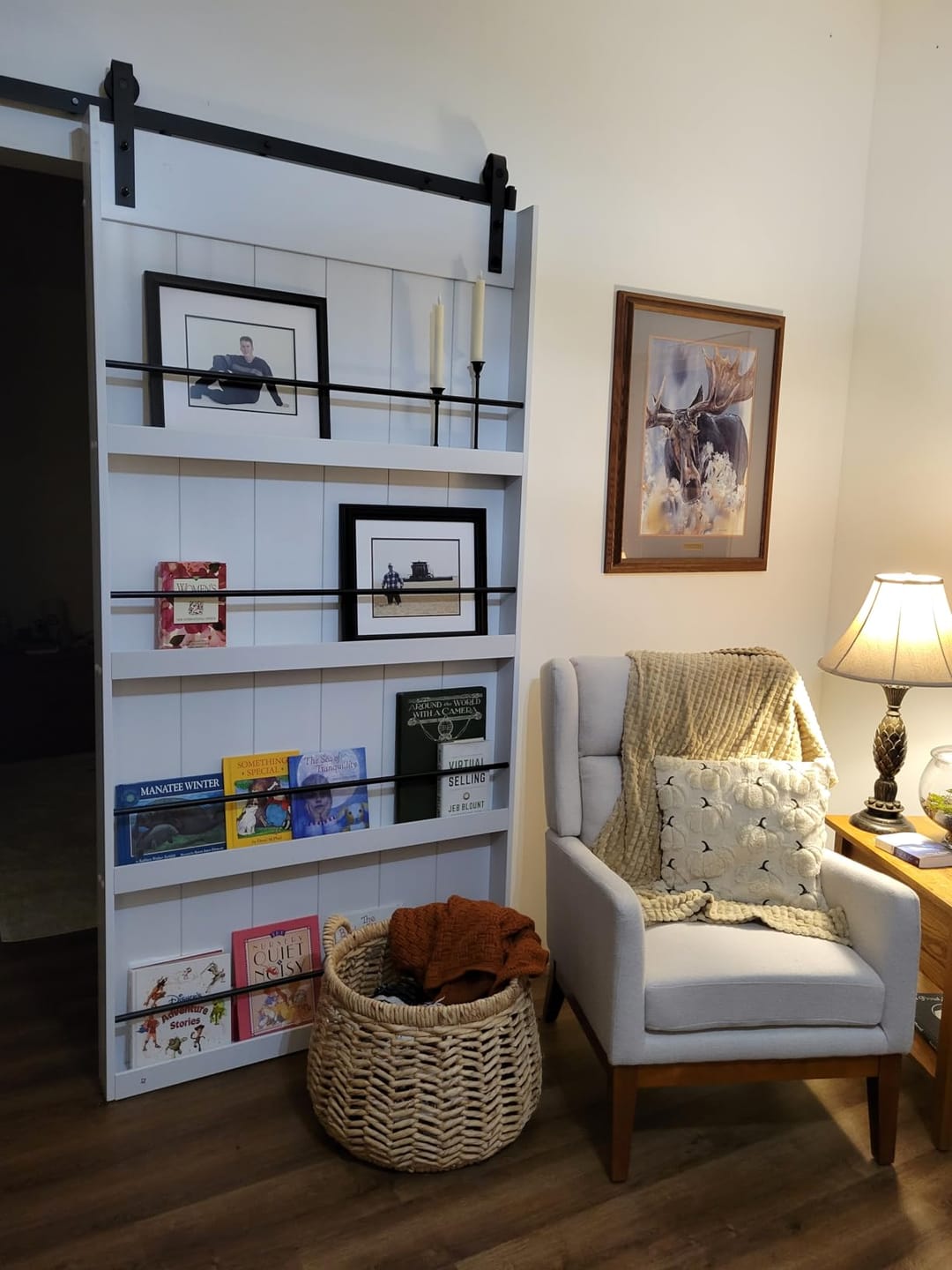 Customer photo review of TENONER White MDF Bookshelf Single/Double Sliding Barn Door for Living Rooms, Bedrooms, Closet, Easy to Assemble