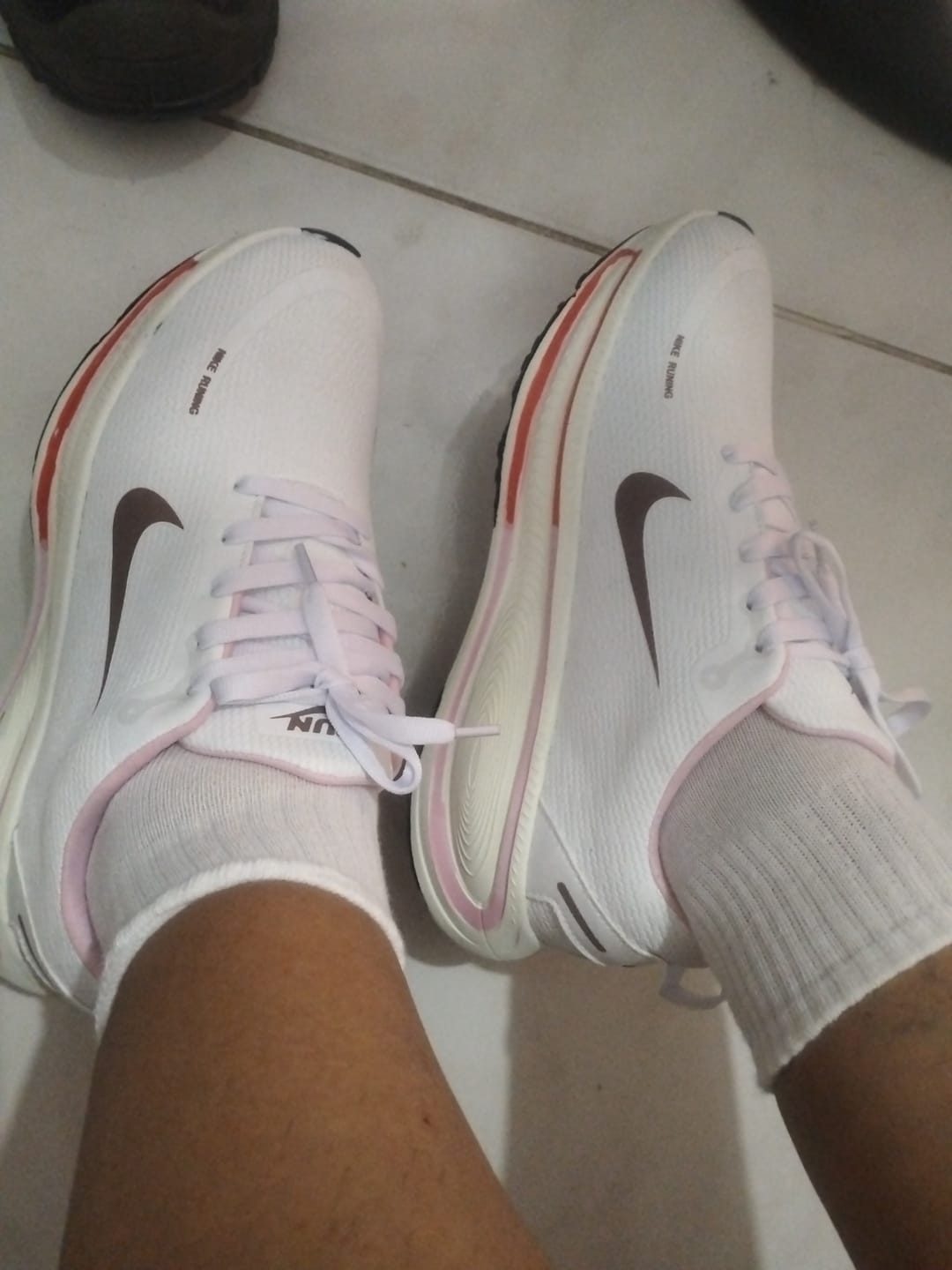 Customer photo review of NIKE VOMERO 18 - BEIGE