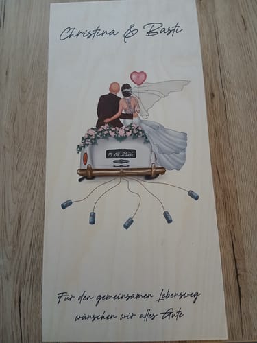 Customer's Leonardo Gläser set box featuring a personalized illustration of a bride and groom in a wedding car.