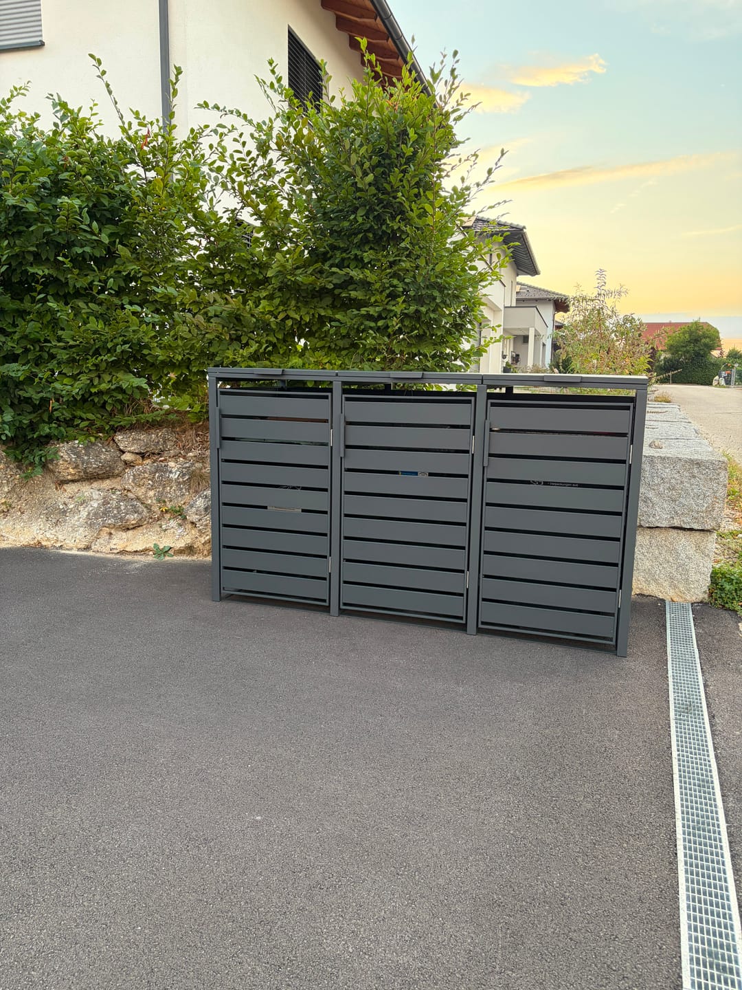 Customer photo review of Moderne Mülltonnenbox MB9 | Anthrazit (RAL7016) | stabil & pulverbeschichtet | 3er-Box Lamellen