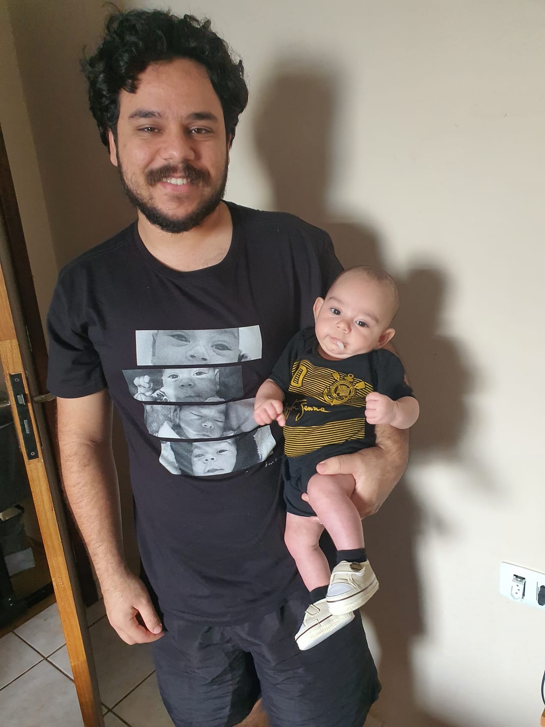 Customer photo review of Camiseta Personalizada OLHARES DOS FILHOS (Até 6) - Algodão 100%