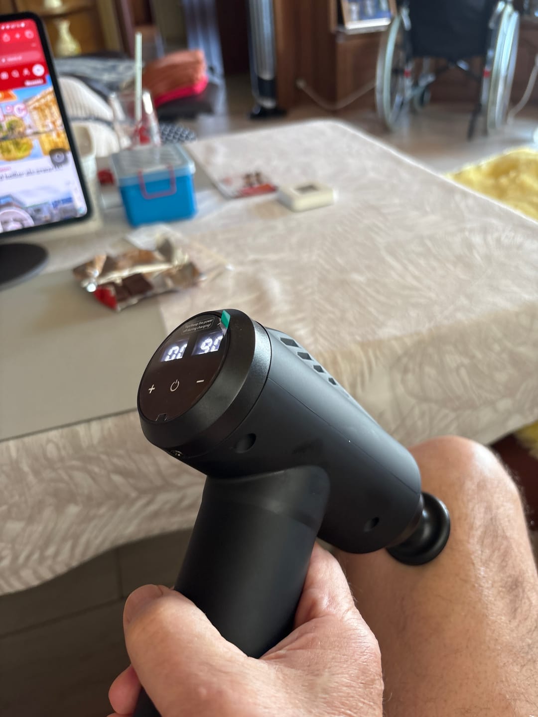 Customer photo review of Massagepistole mit 30 Geschwindigkeiten / Massage Gun für tiefe Muskelmassage mit bis zu 3600 Impulsen/min / 10 Aufsätze für Nacken, Rücken & Körper / Mit LCD-Touchscreen