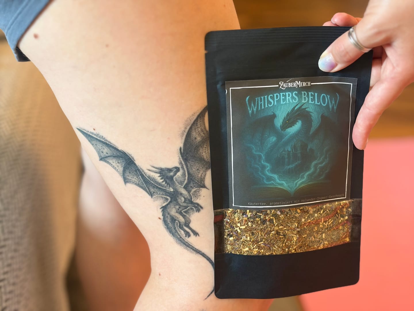 Customer photo review of Whispers Below – Drachen Tee Holunder & Ingwer | Limitierter Booklover Tee