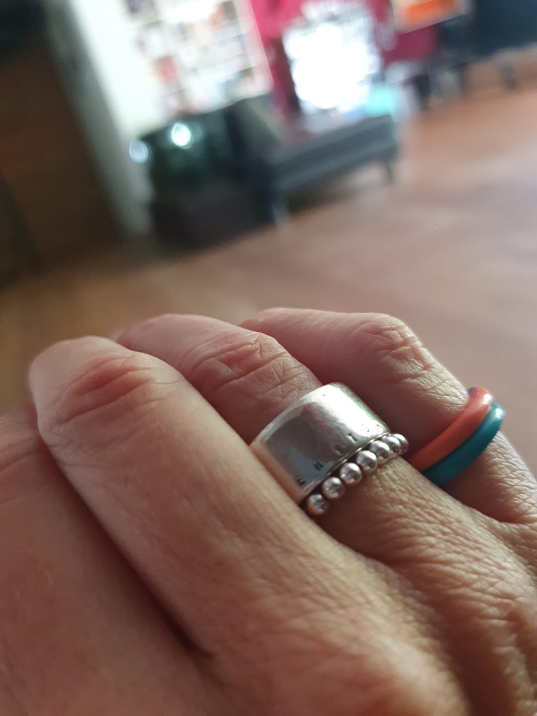 Customer photo review of Flex-Ring versilbert, passt elastisch bis Größe 54, nickelallergiefrei