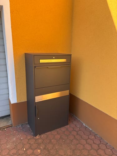 Customer photo review of XXL Paketbox mit Briefkasten | anthrazit - RAL7016 | personalisiert mit Edelstahl-Schildern