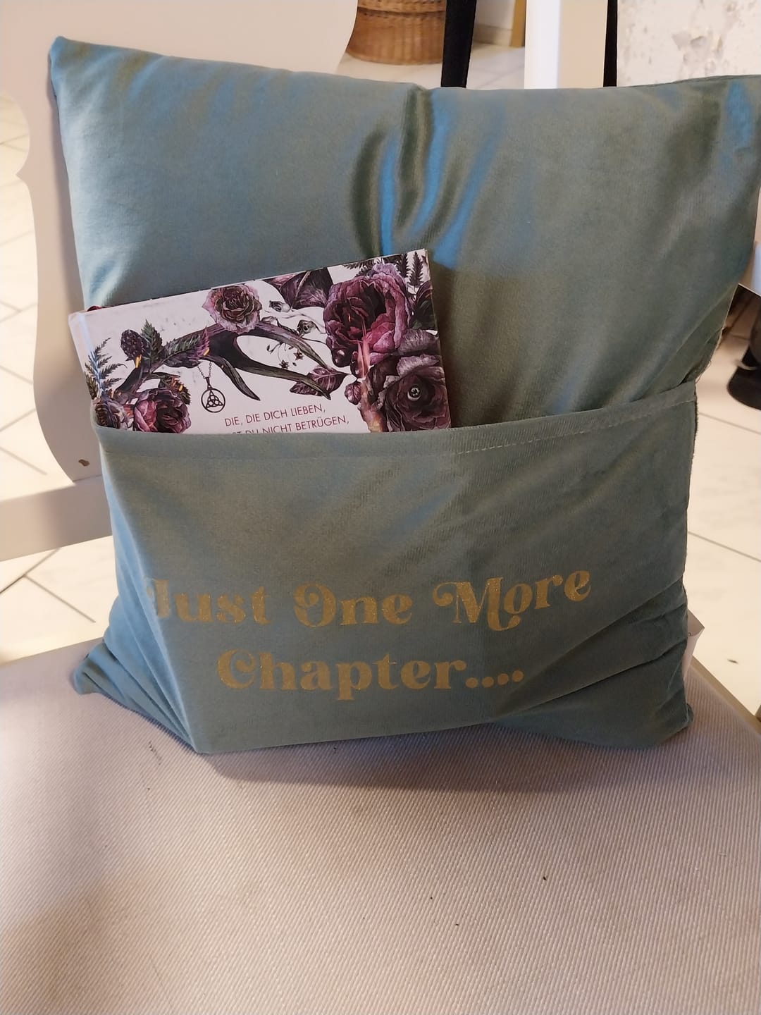 Customer photo review of Kissen mit Buchtasche – Just One More Chapter