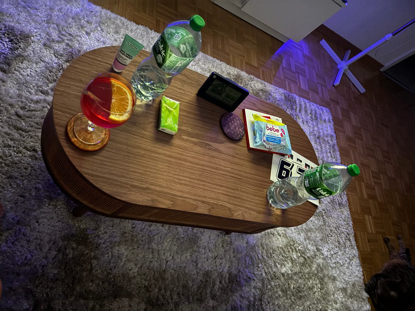 Customer photo review of LOTTA - Table basse en bois de noyer et rotin avec rangement