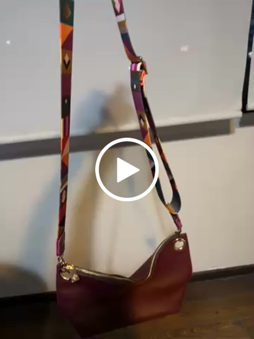 Customer video review of Crossbody Leonora Merlot - 2 Straps