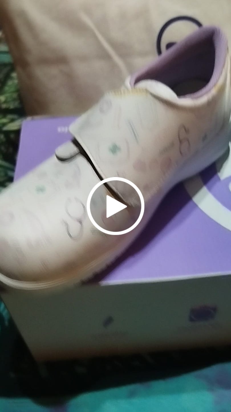 Customer video review of Zapato piel vegana velcro - Care Collection