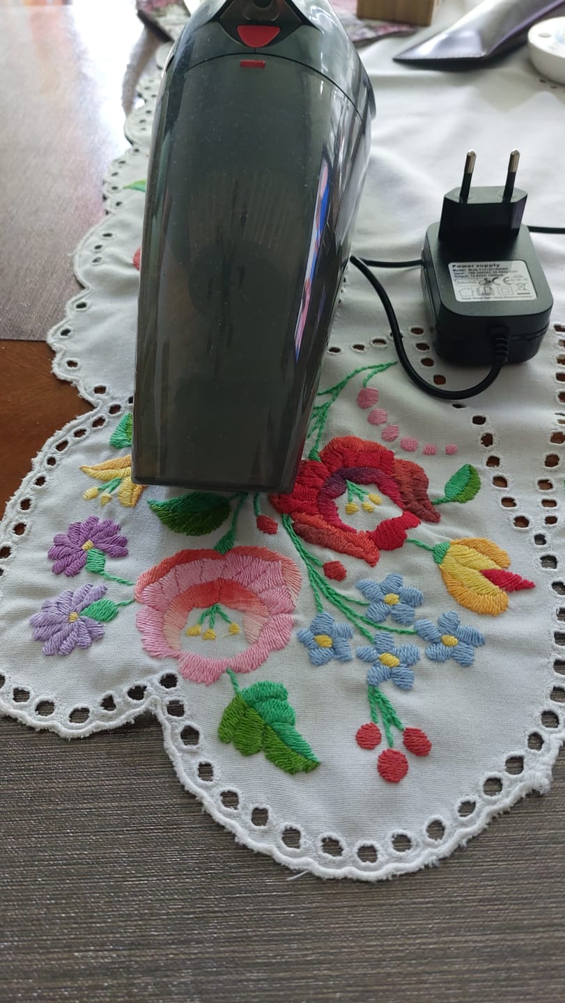 Customer photo review of Ultra-starker Akku-Handstaubsauger / Beutelloser Handstaubsauger mit LED-Licht und Schnellladefunktion / Handsauger für Nass & Trocken / Leicht und leise
