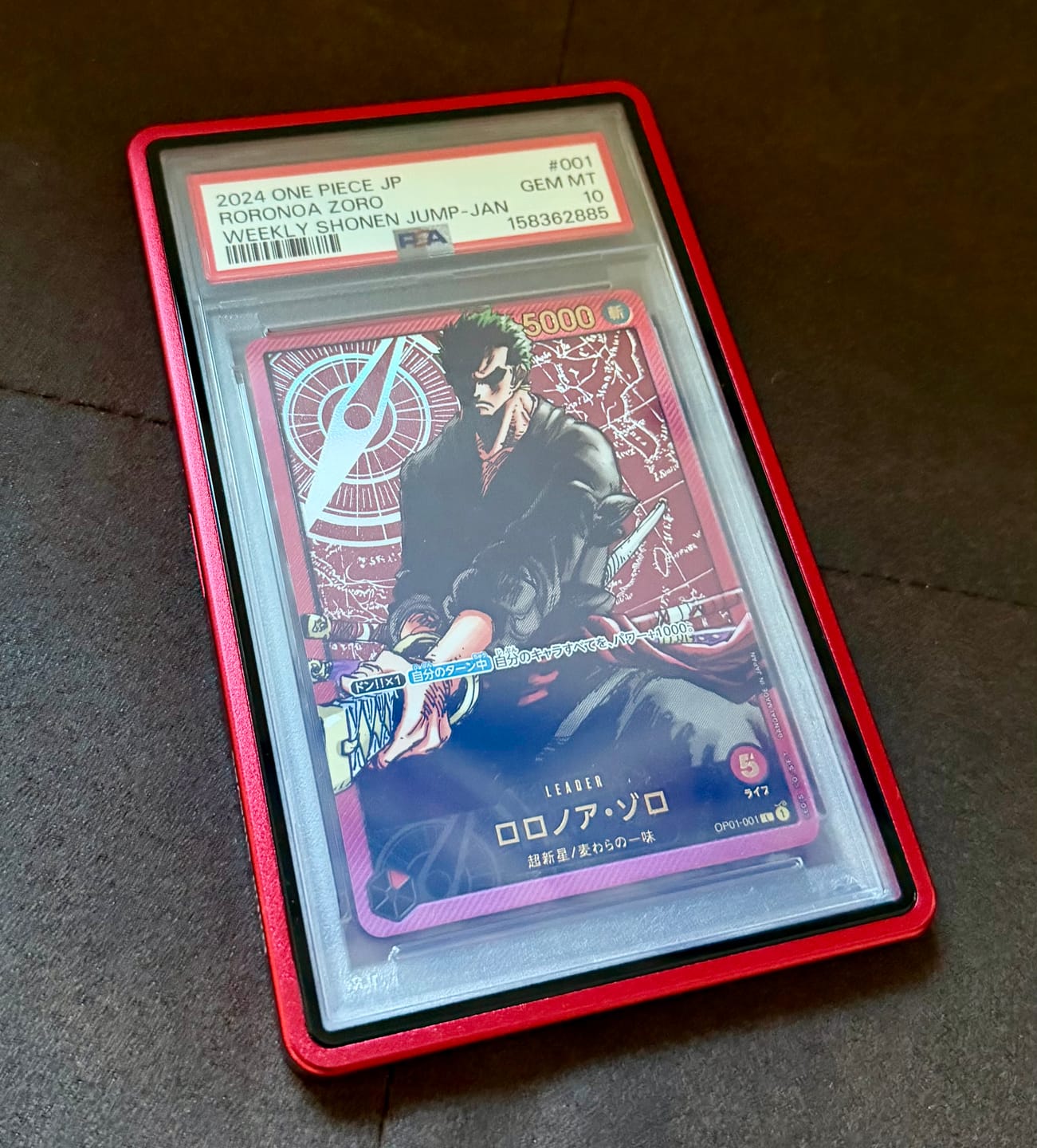 Customer photo review of Graded Card Slab Bumper für PSA & CGC – Aluminium Metall Hartglas UV‑Schutz Hülle Rot | Pokémon, One Piece, Magic the Gathering