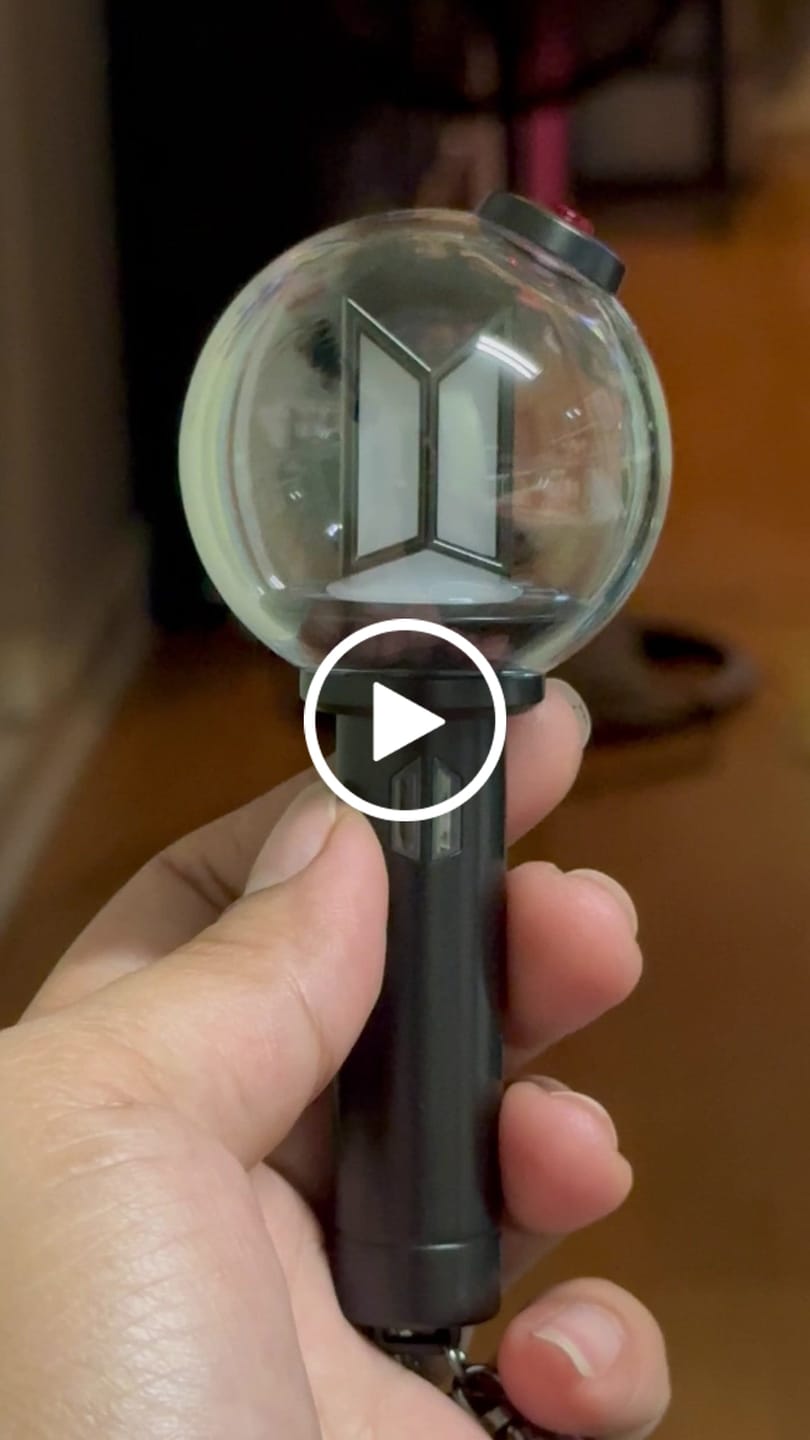 Customer video review of BTS - OFFICIAL LIGHT STICK VER.4 KEYRING