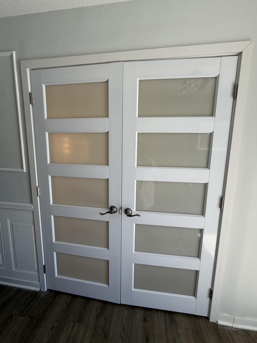 Customer photo review of TENONER White MDF Bookshelf Single/Double Sliding Barn Door for Living Rooms, Bedrooms, Closet, Easy to Assemble
