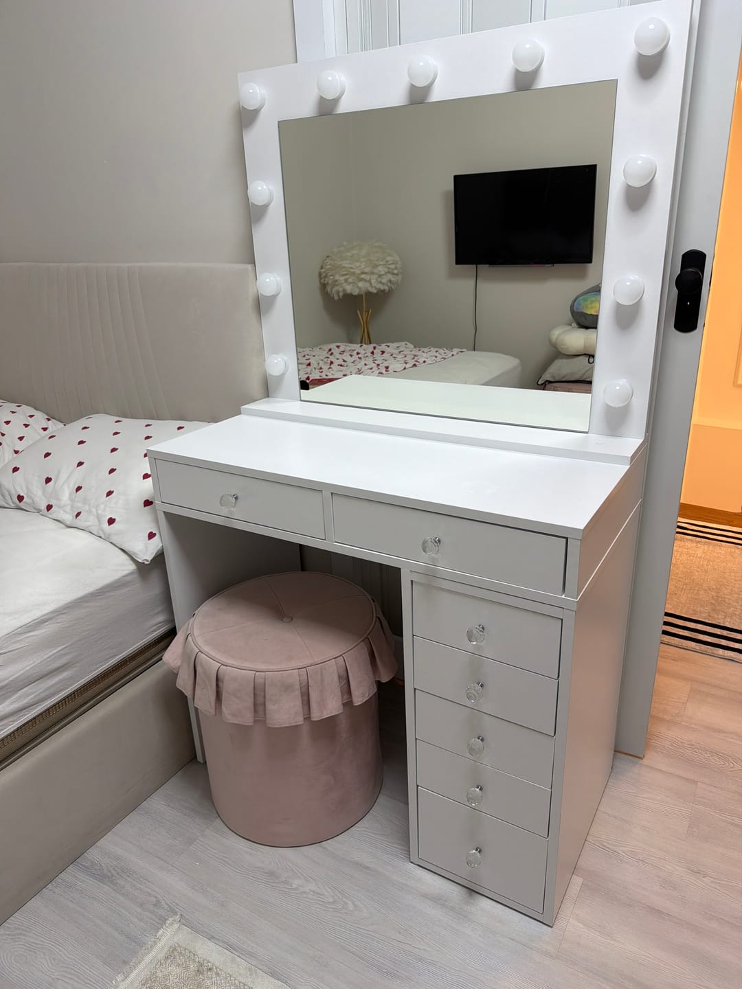 Customer photo review of Rani BJ115 Hollywood Işıklı Aynalı Kulis Makyaj Masası 7 Çekmeceli Takı Düzenleyici Beyaz
