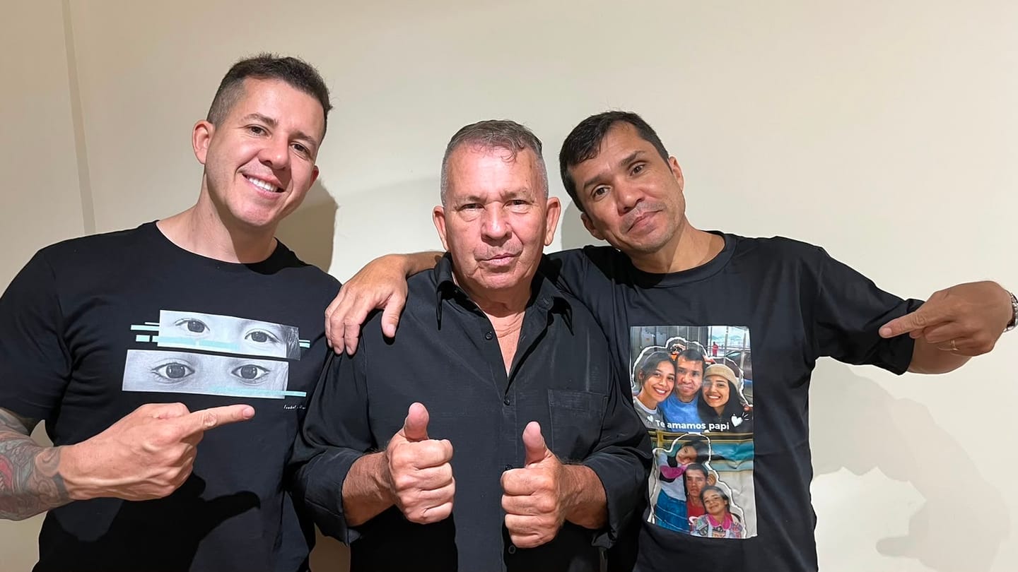 Customer photo review of Camiseta Personalizada OLHARES DOS FILHOS (Até 6) - Algodão 100%