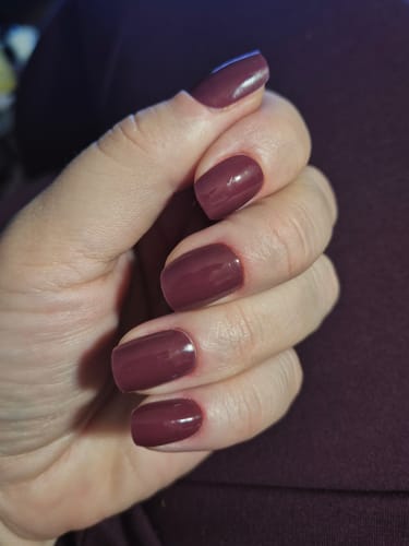 Kunden-Foto der UV Gel Nail Wraps Sweet Sienna in einem schönen Bordeaux-Ton auf den Fingernägeln.
