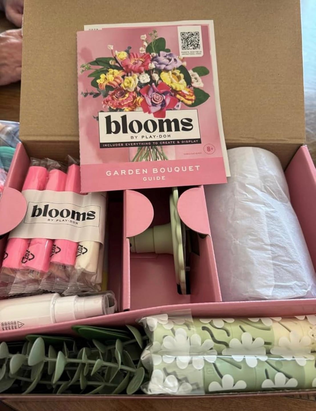 Customer photo review of Kit de Flores Artesanales relajante para jovenes y adultos "Blooms by Play-Doh"