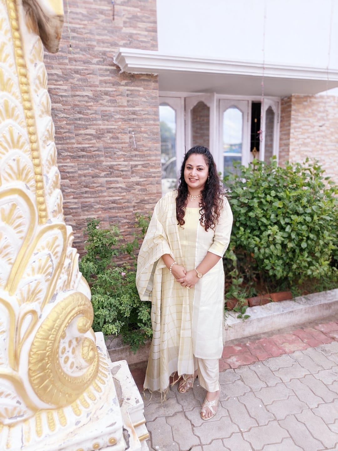 Customer photo review of Kasavu Elegance Golden Tissue High Low Kurta