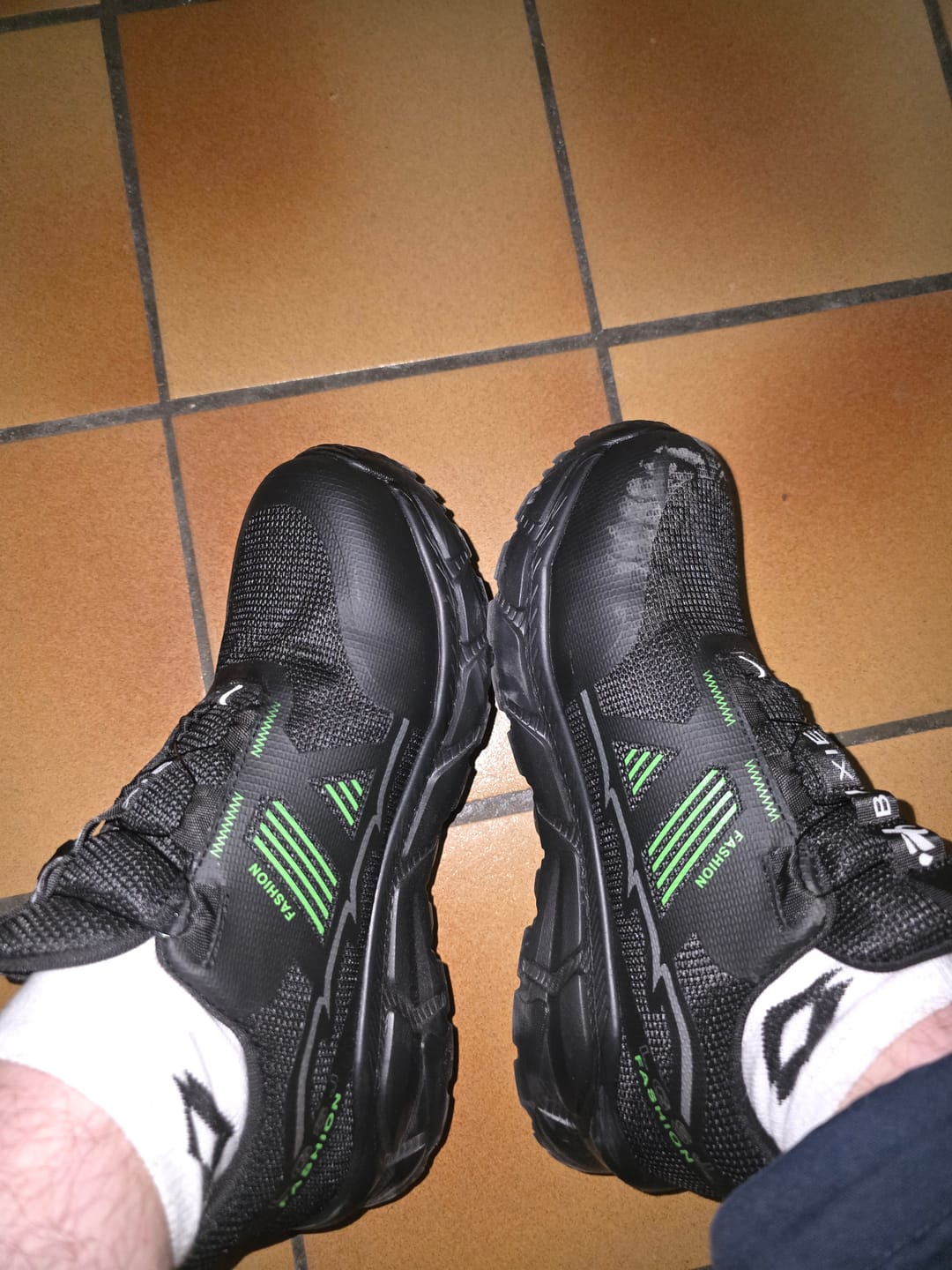 Customer photo review of Baskets de Sécurité Ultra-Confortables à Bouton Rotatif