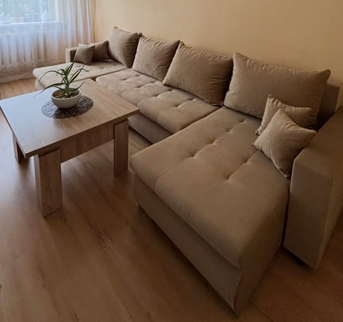 Customer's Baldo užnešimas sofa su kampu ir medinis staliukas šviesiame kambaryje